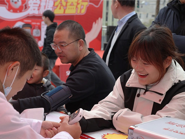 “小紅車”溫暖社區(qū)居民，愛(ài)糖公益行助力回歸健康生活